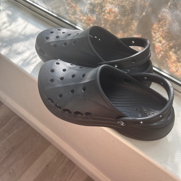 Black low height platform crocs, women's size 8 - Picture 1 of 4
